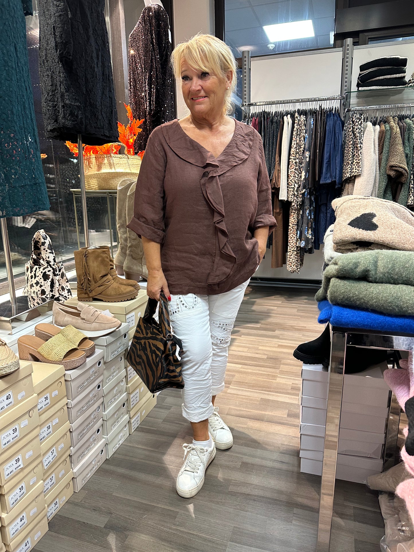 Pellavapusero röyhelöllä Kastanja