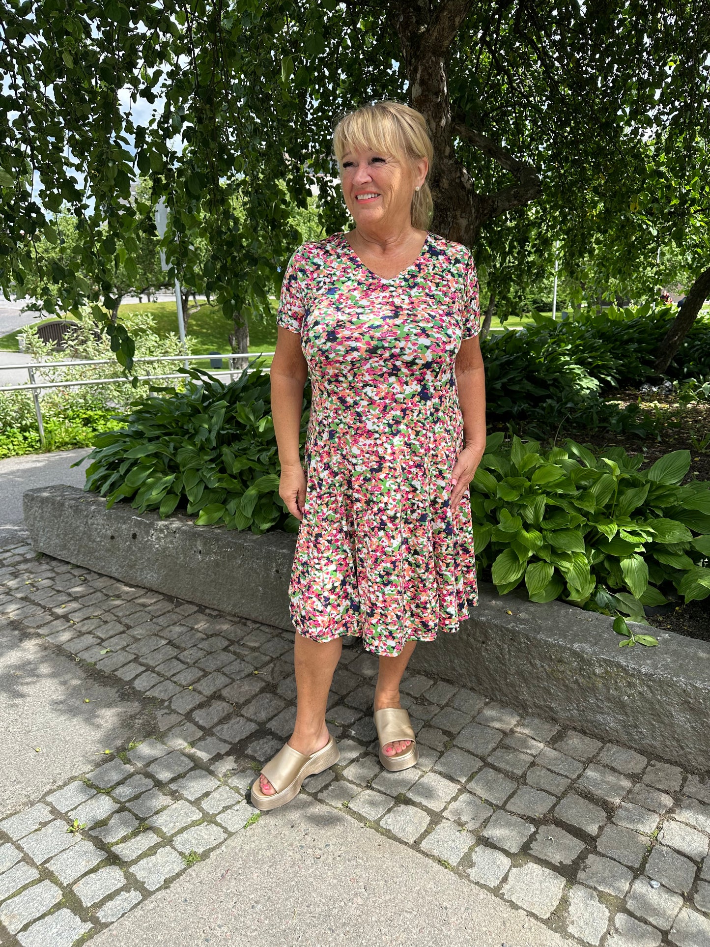 Plussize kellohelmainen mekko (sininen, beessi ja kukallinen)