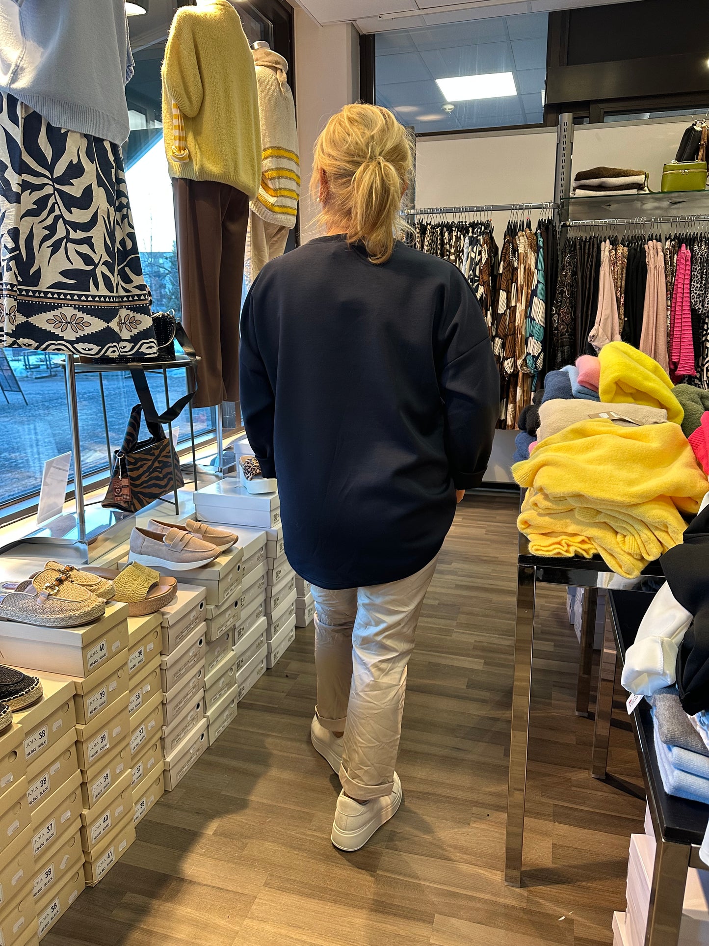 Plussize college v-pääntiellä Jadore tummansininen