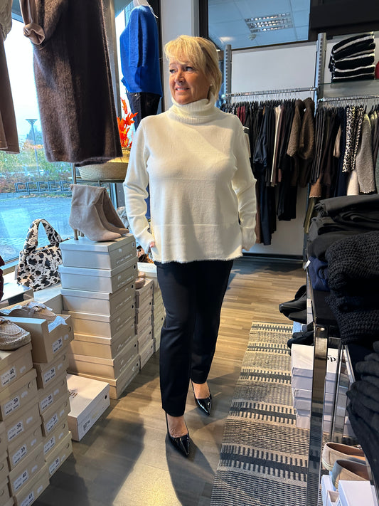 Poolokauluksinen neule luonnonvalkoinen