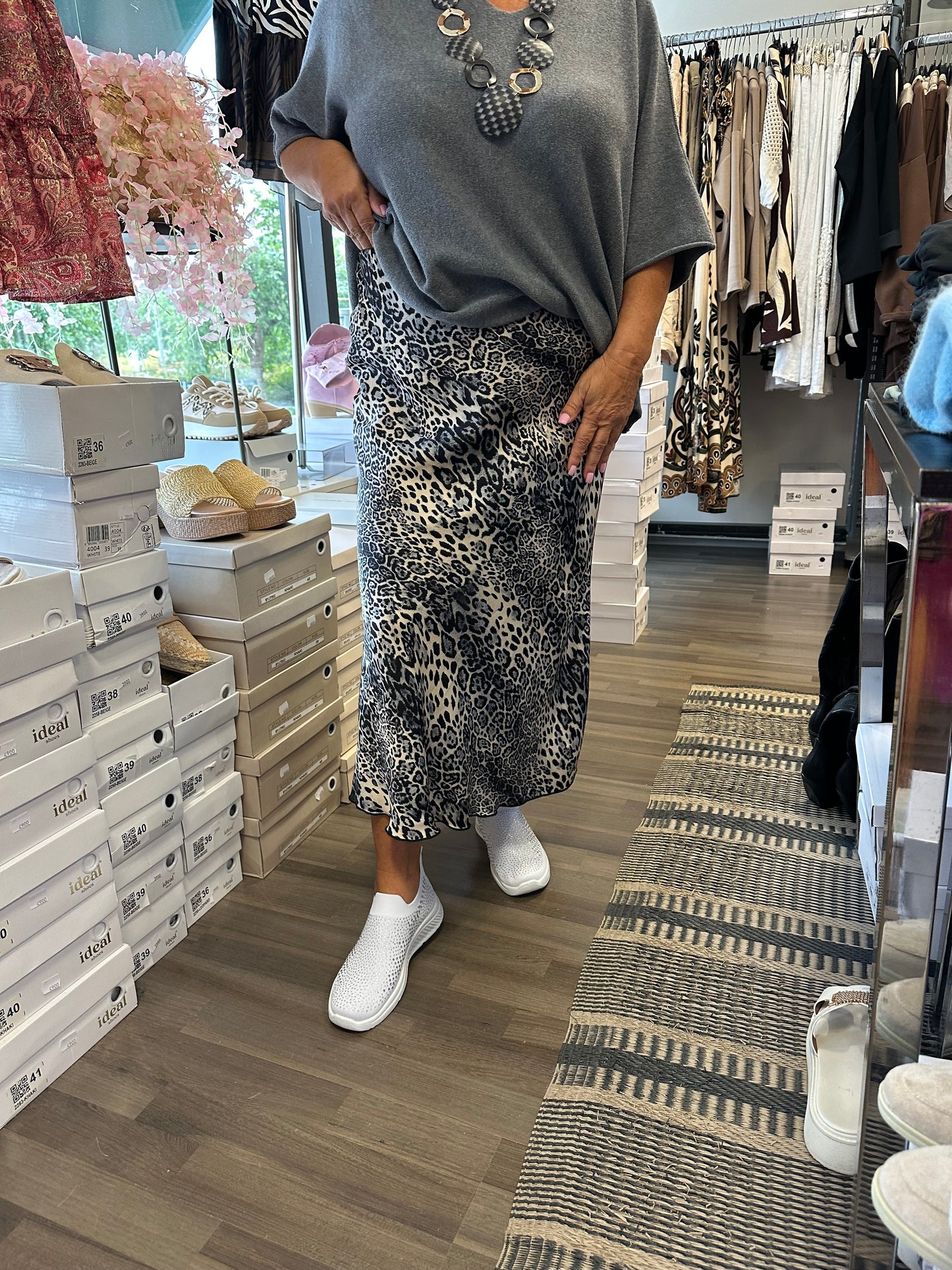 Satiinihame harmaa leo