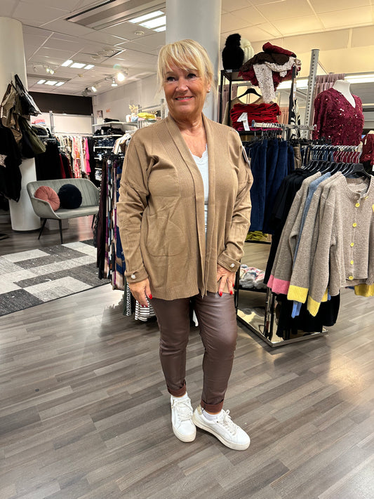 Neuletakki helmikoristeella kameli