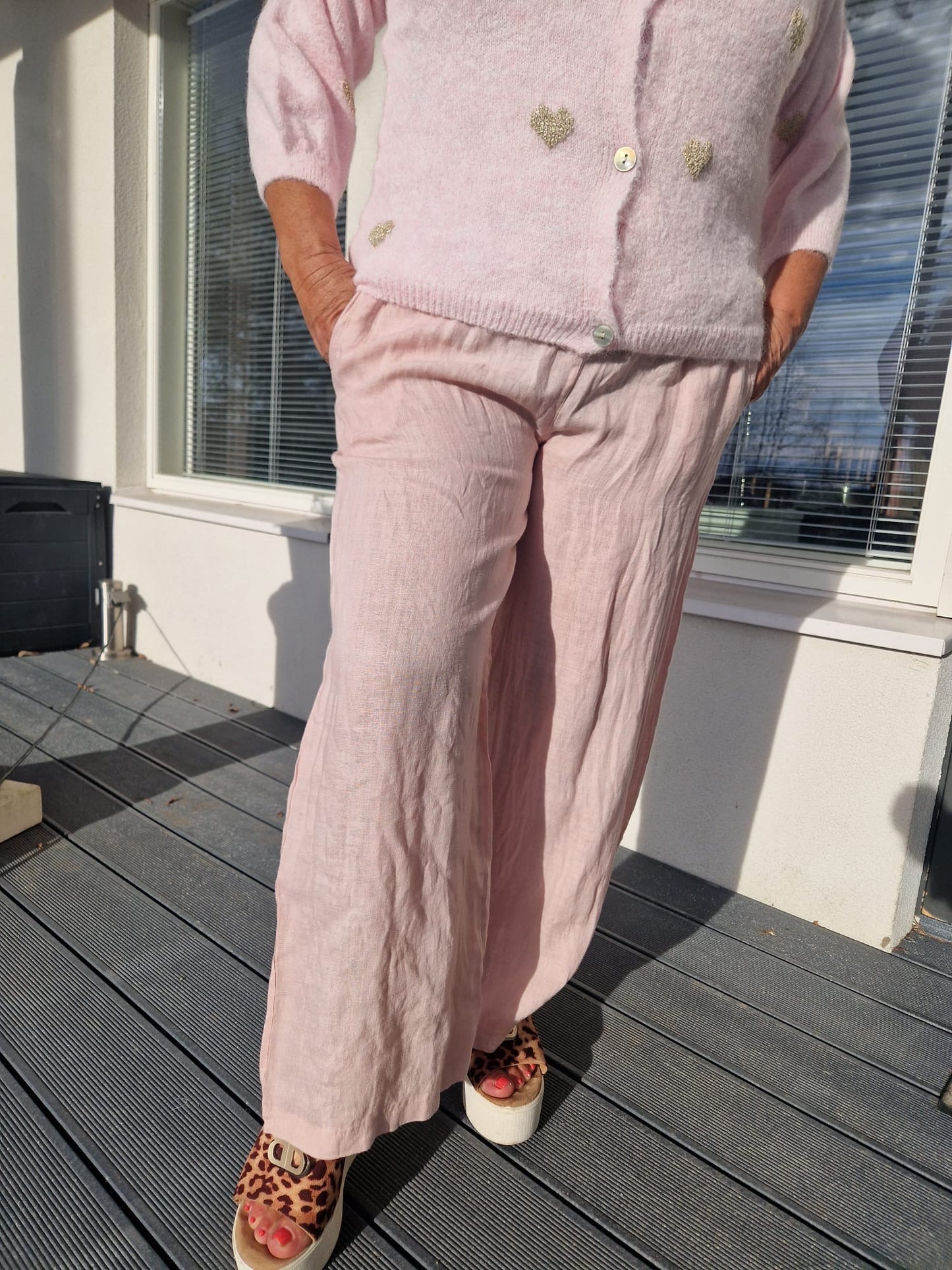 Leveälahkeinen pellavahousu Rosa