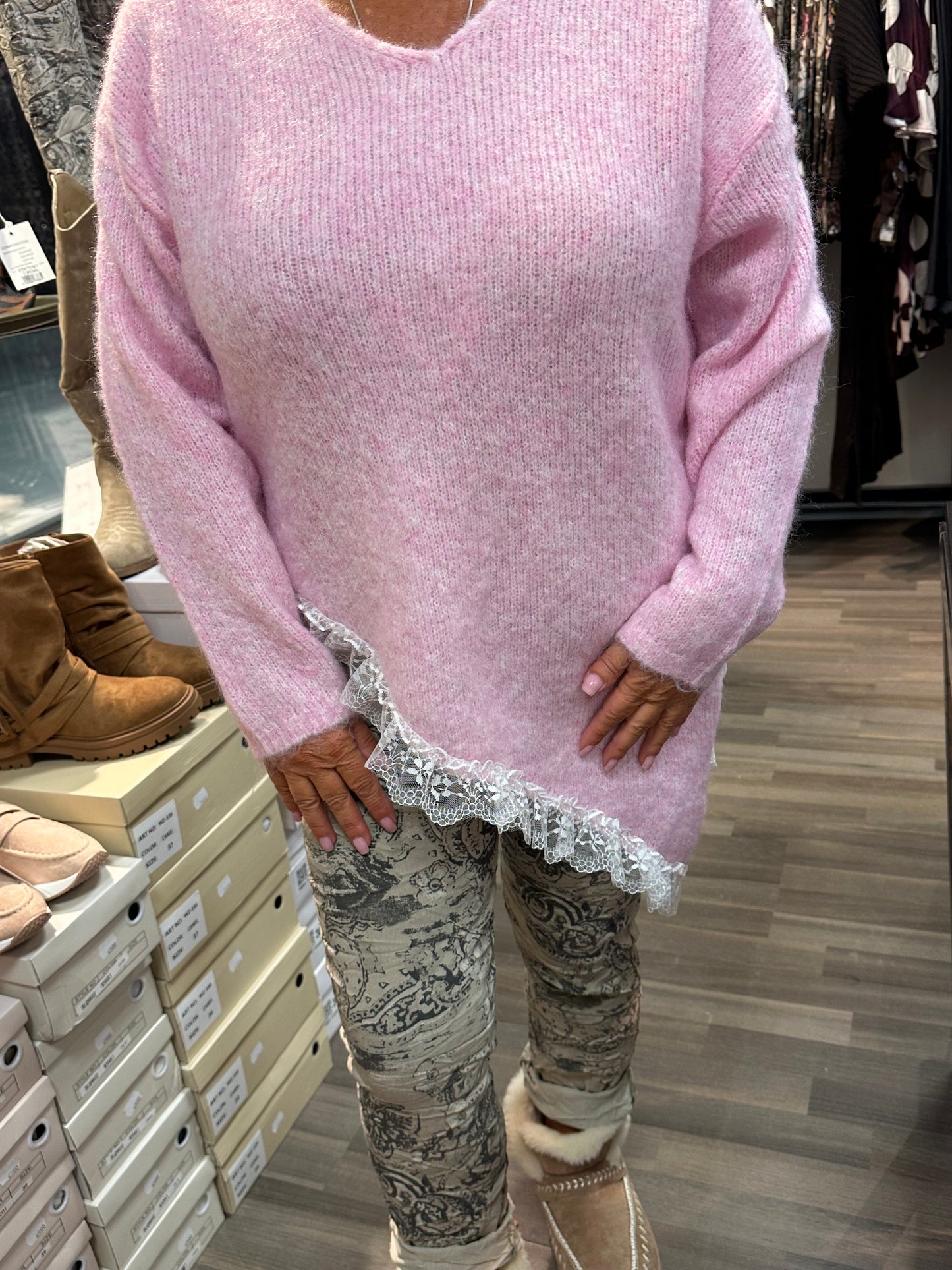 Neulepusero epäsymmetrisellä pitsihelmalla roosa