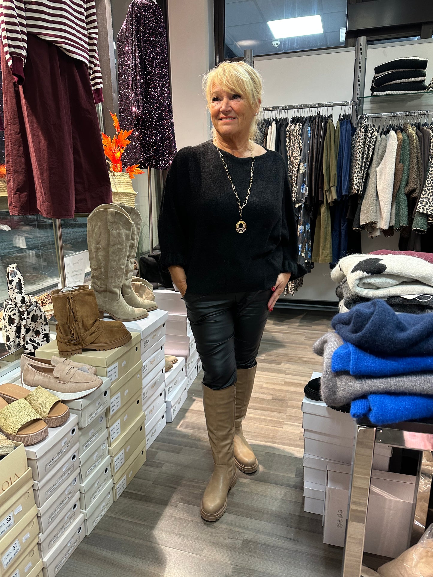 Neule frillahihoilla musta