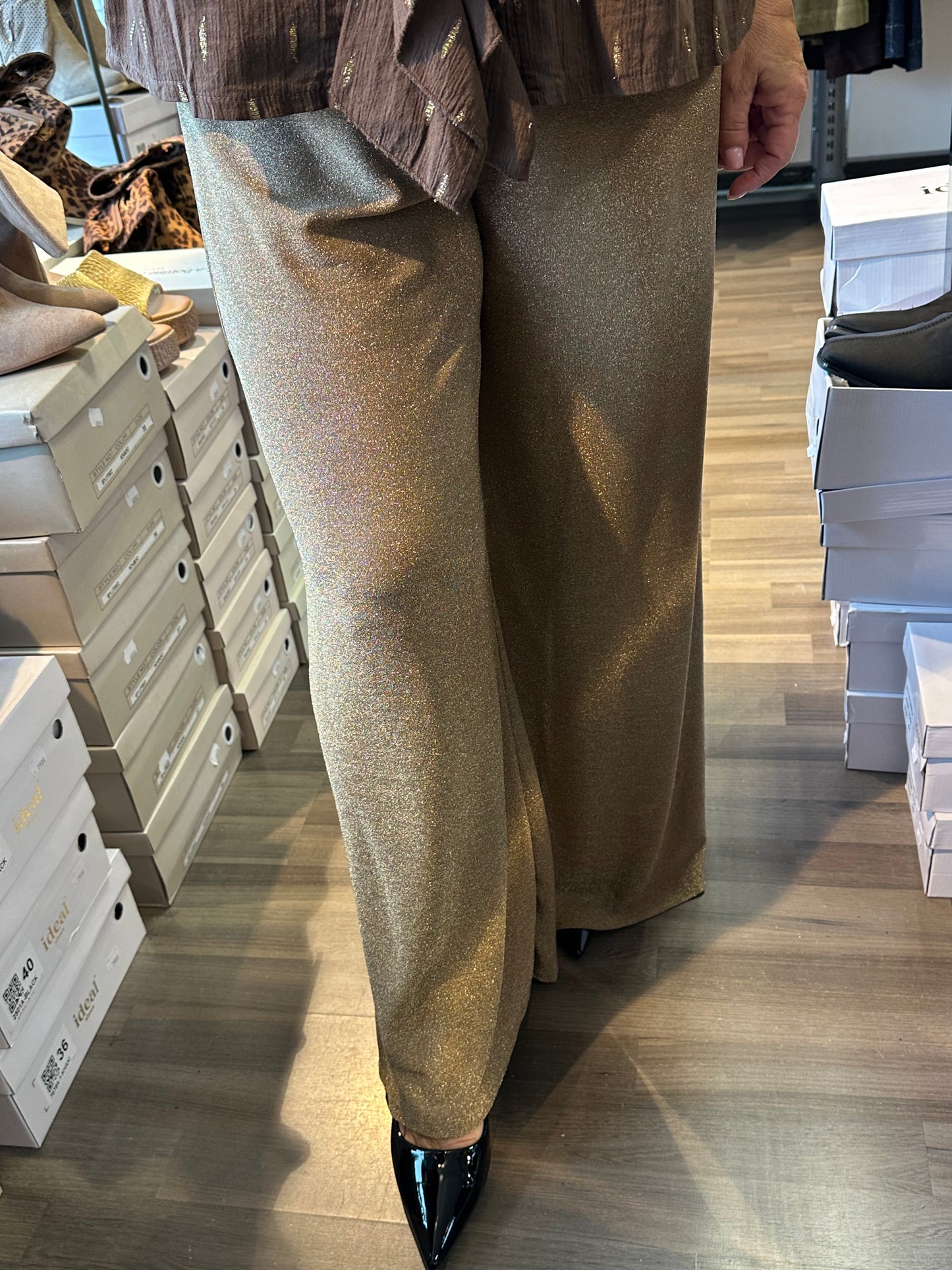 Leveälahkeiset kiiltävät lurex housut kulta