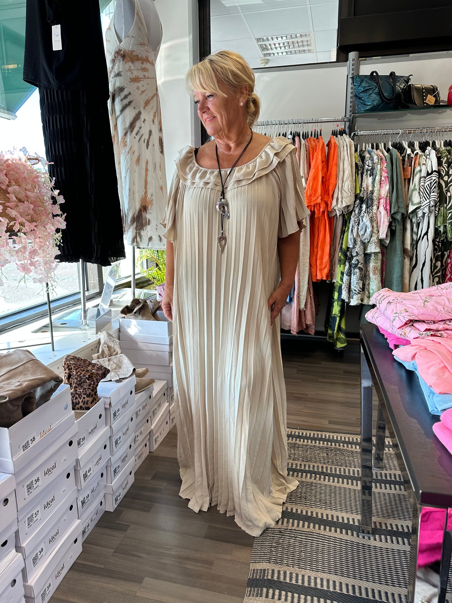 Plussize pliseerattu mekko beessi