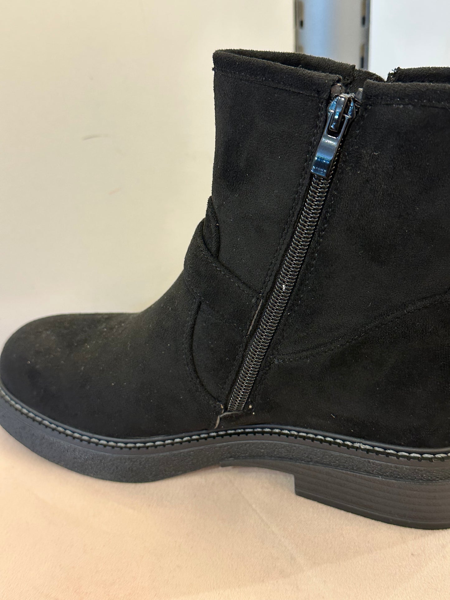 Keinomokkaiset nilkkurit soljella musta