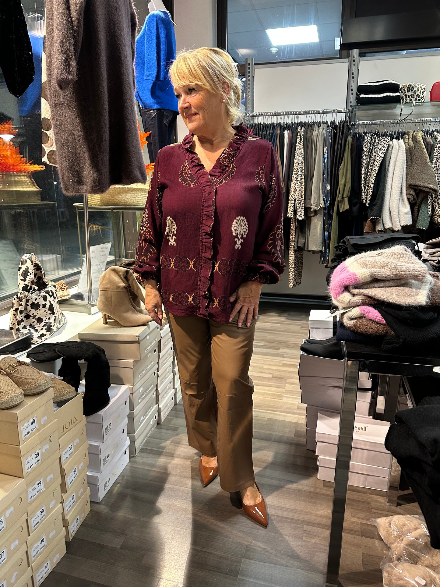 Viskoosipusero röyhelöllä viininpunainen