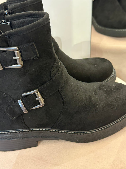 Keinomokkaiset nilkkurit soljella musta