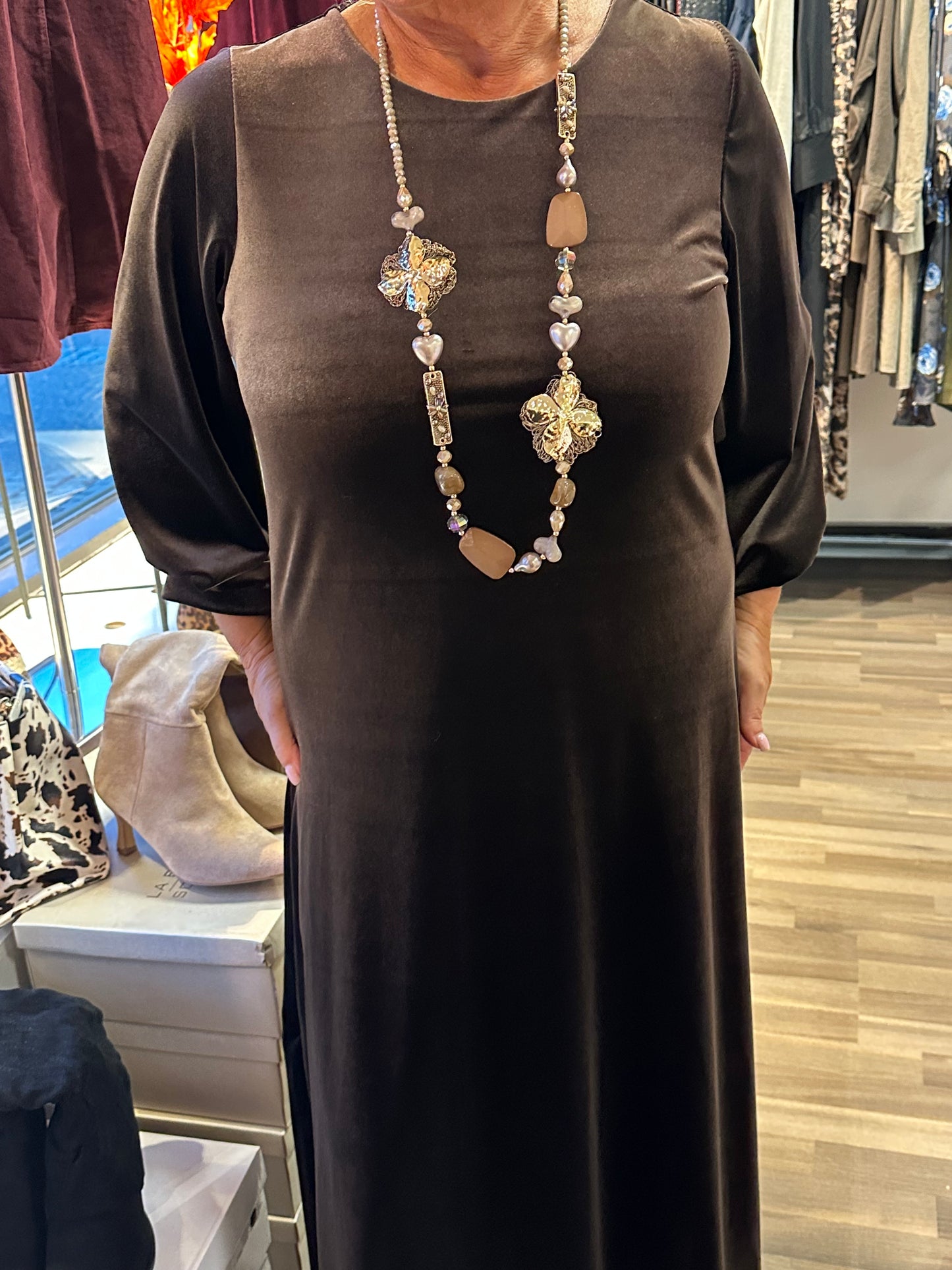 Pitkä samettiveluurimekko ruskea