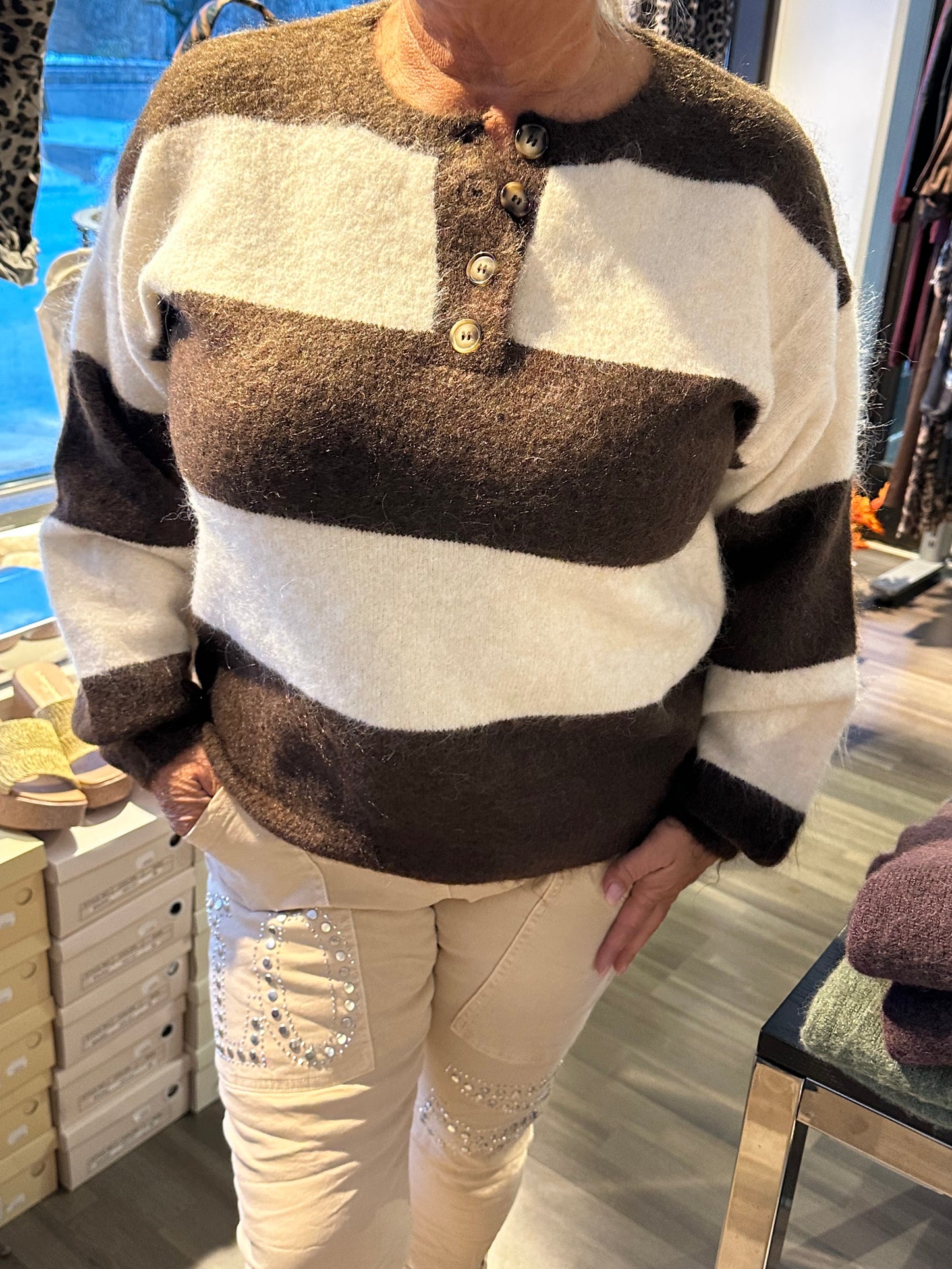 Raidallinen neulepusero