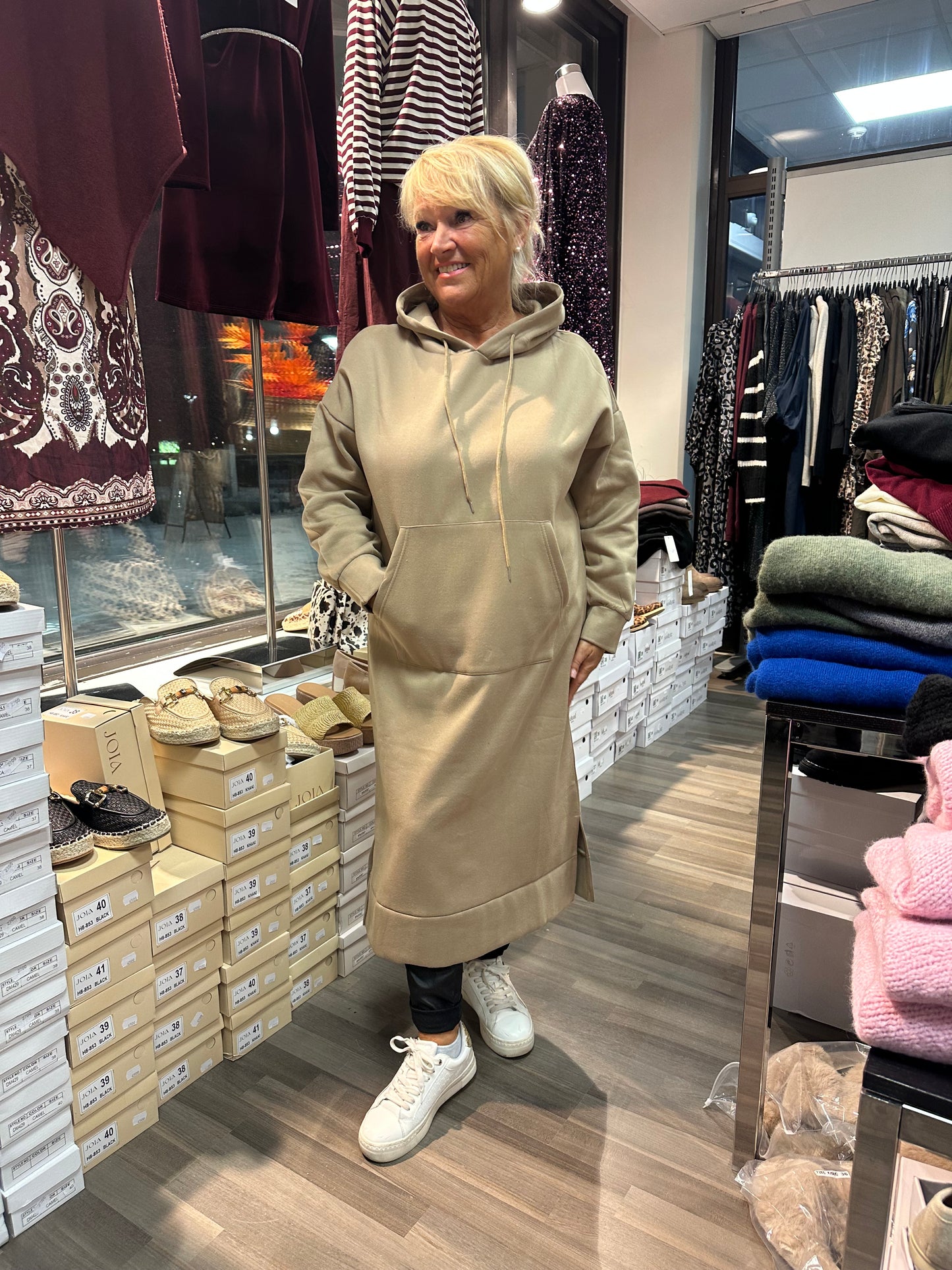 Pitkä hupparimekko kameli