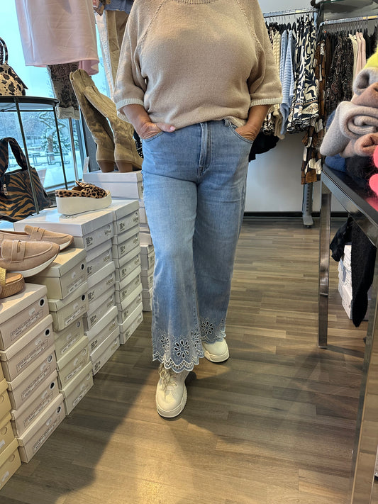 Leveälahkeinen farkku brodeeratuilla lahkeilla sininen pesu