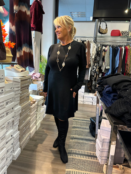 Kellohelmainen neulemekko musta