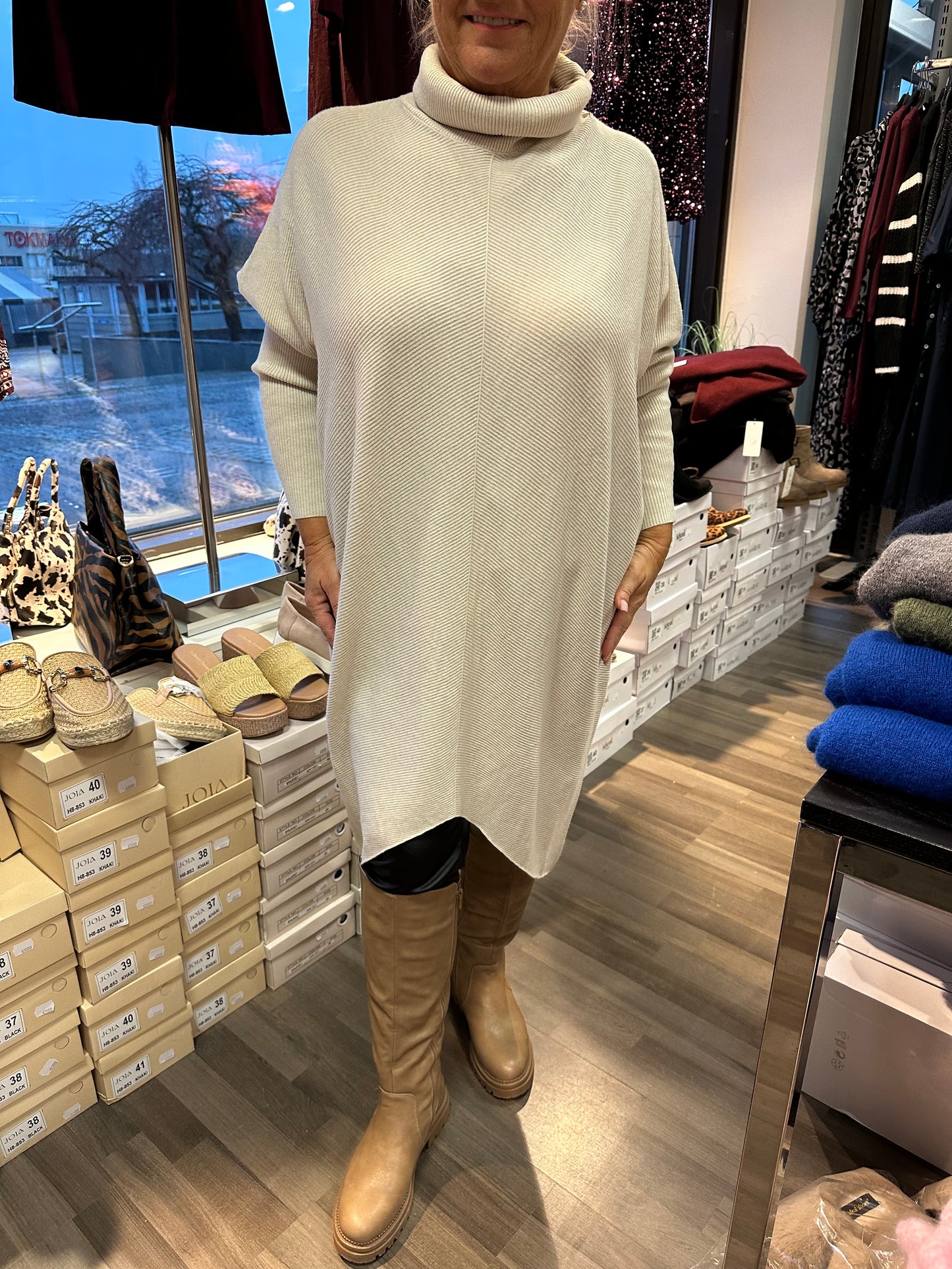 Oversize neuletunika luonnonvalkoinen