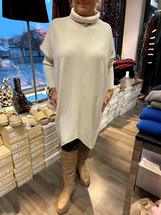 Oversize neuletunika luonnonvalkoinen