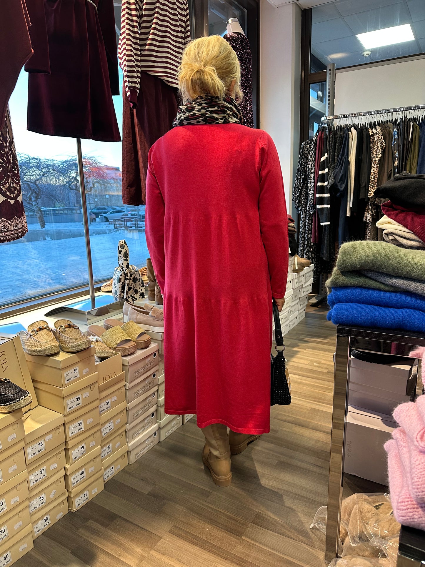 Midimittainen neulemekko Pocket punainen