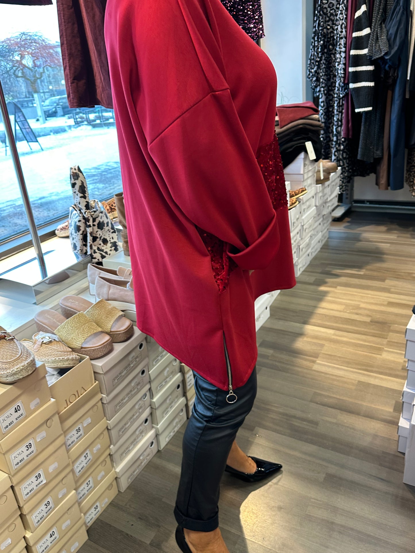 Plussize college tunika paljeteilla punainen