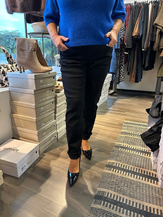 Kapealahkeiset farkut musta pesu