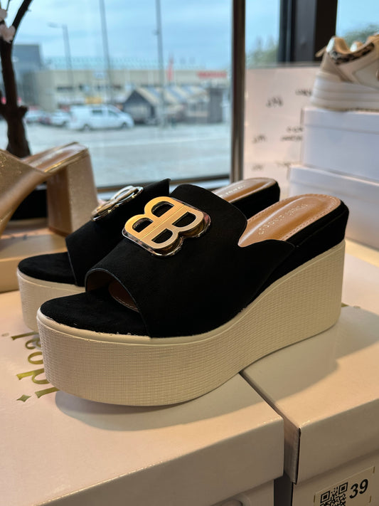 Korokepohjalliset sandaalit musta