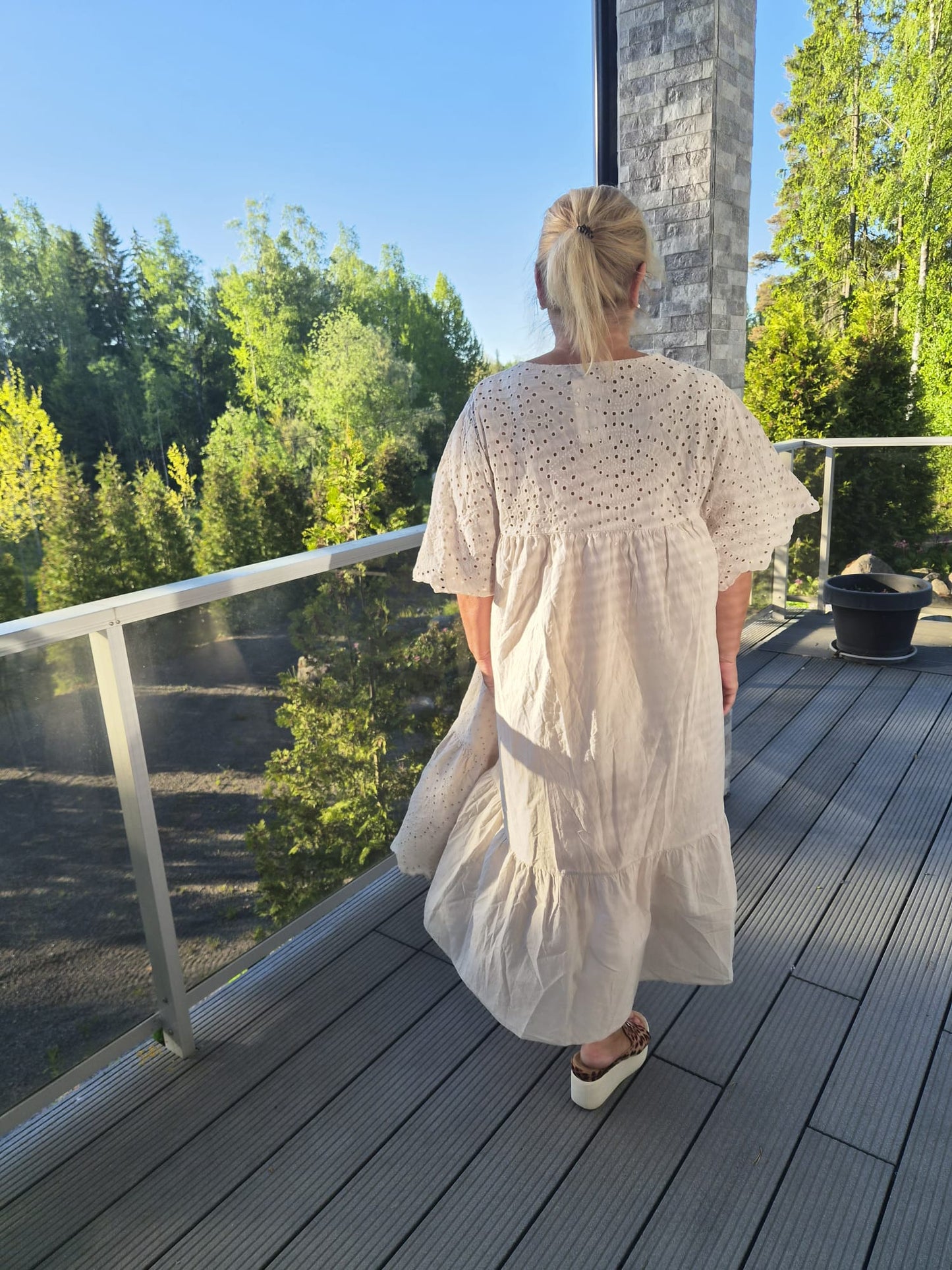 Brodeerattu mekko (6 väriä)