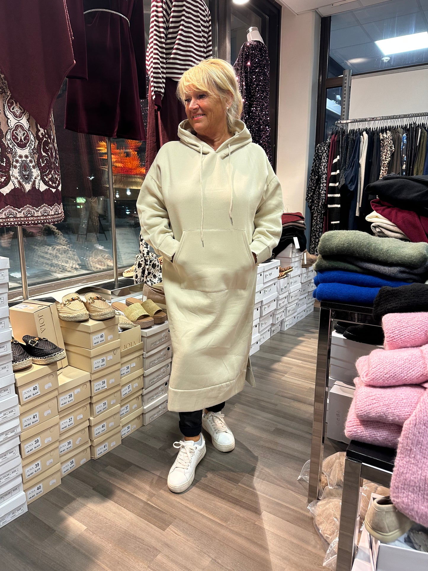 Pitkä hupparimekko vaalea beessi