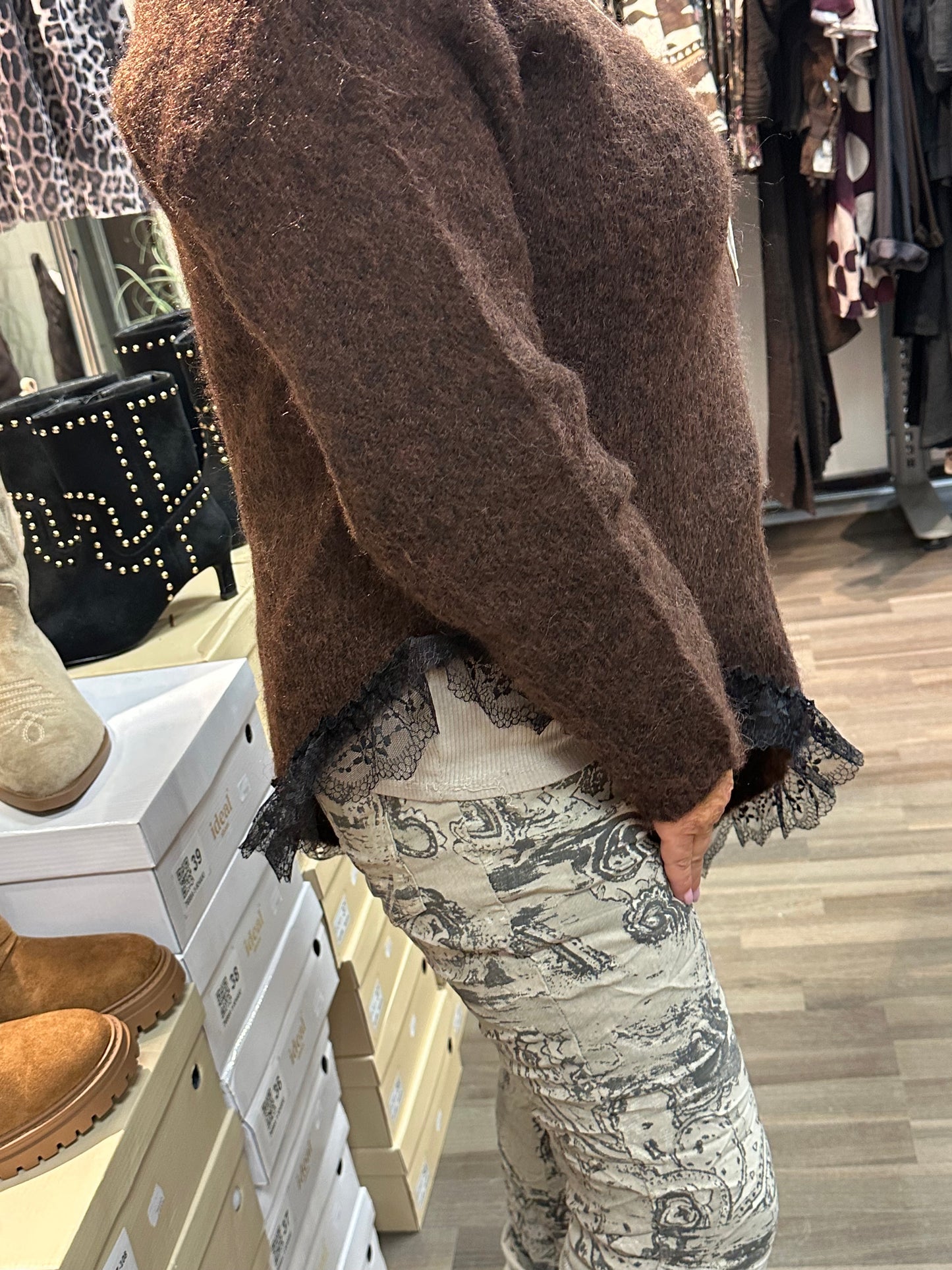 Neulepusero epäsymmetrisellä pitsihelmalla ruskea