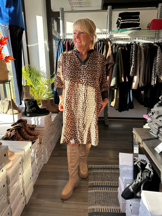 A-linjainen mekko leo