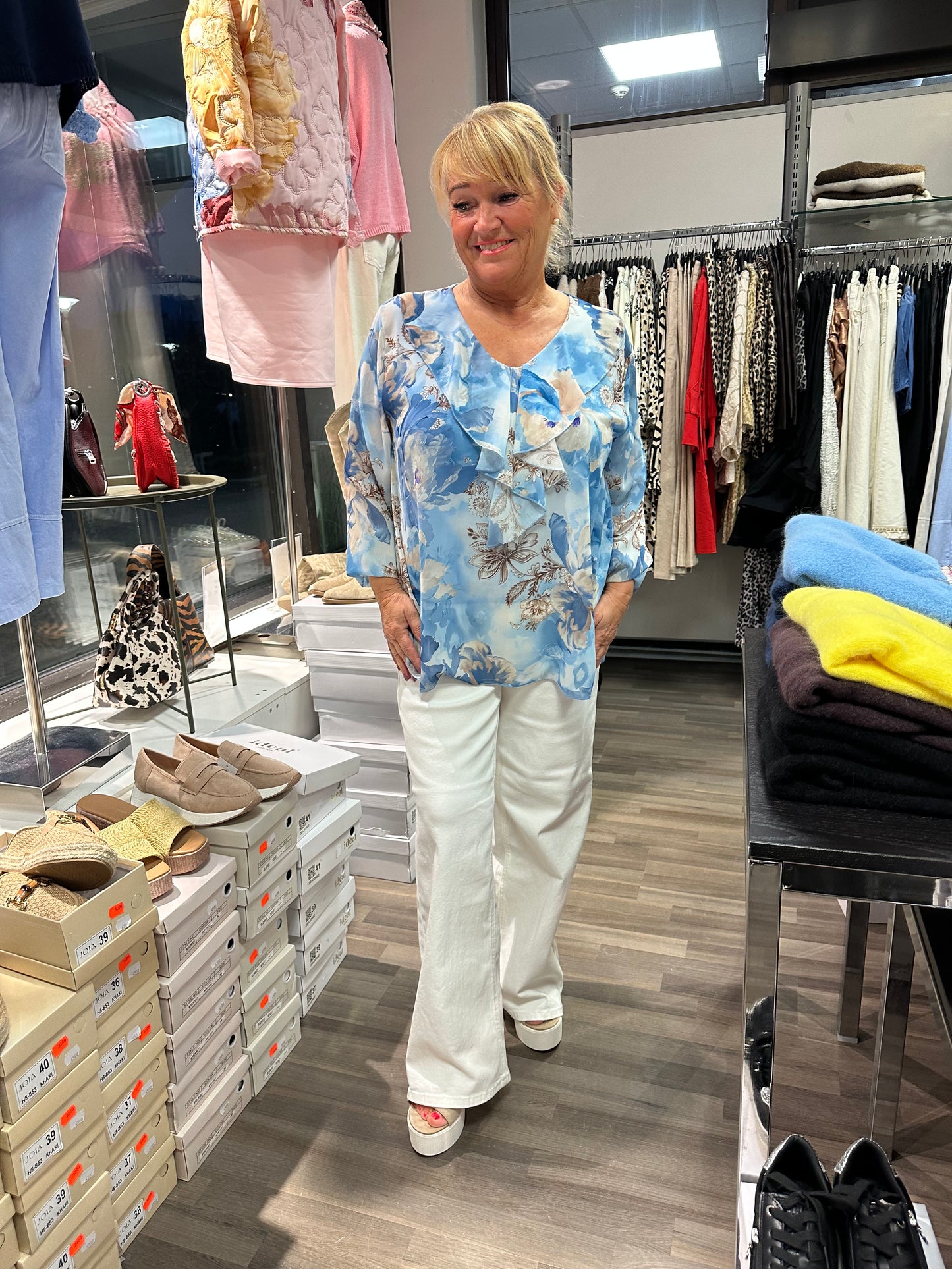 Reilumpi sifonkikukkapusero (4 väriä)