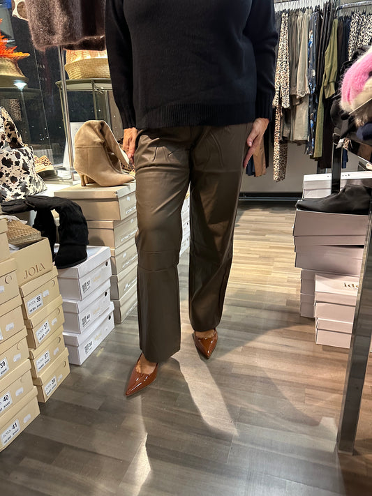 Suoralahkeiset keinonahkahousut ruskea