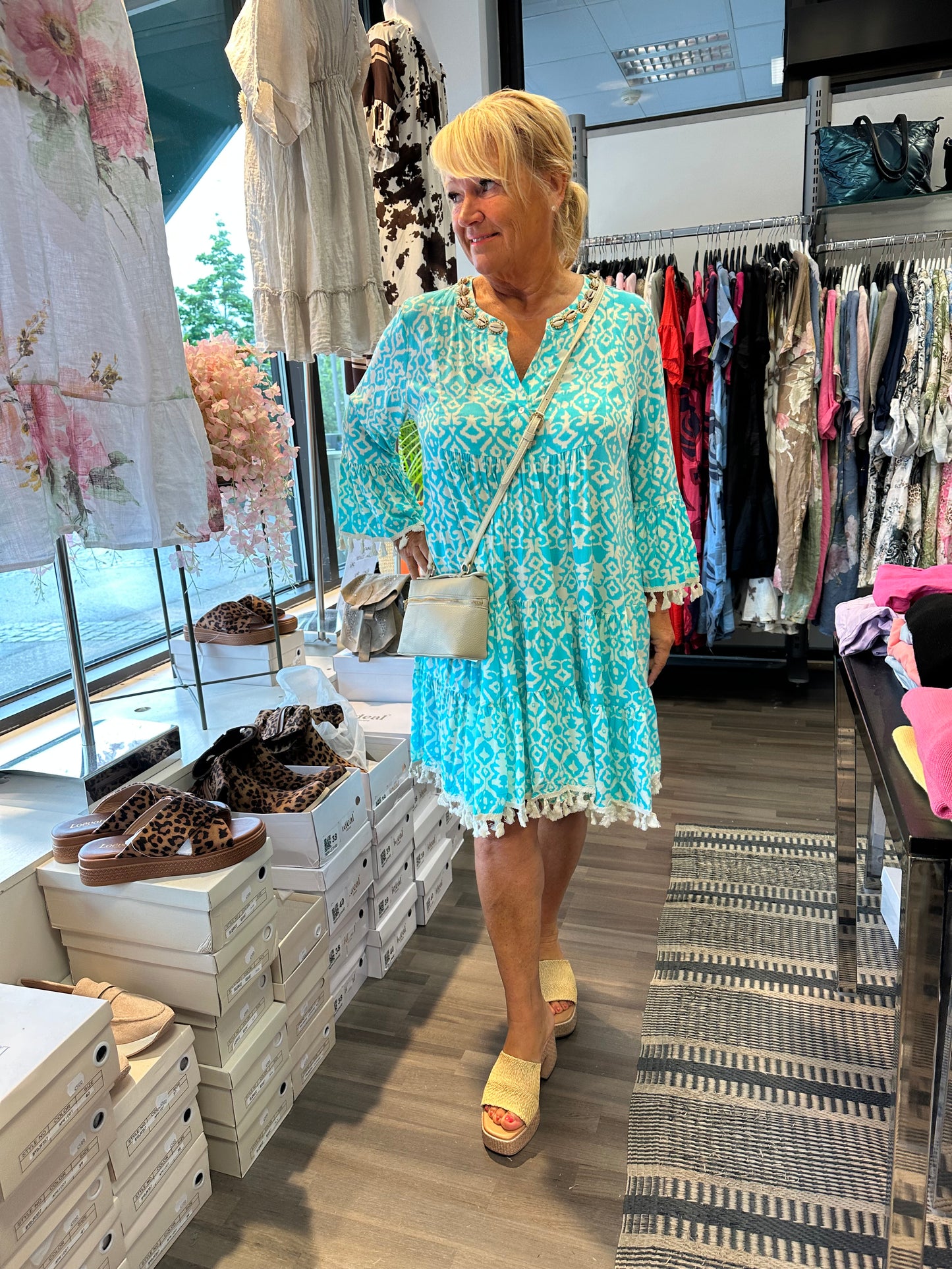 Lyhyt viskoosimekko hapsuilla turkoosi