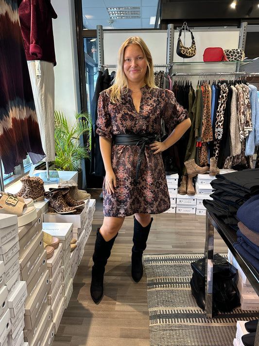 Kuviollinen mekko musta