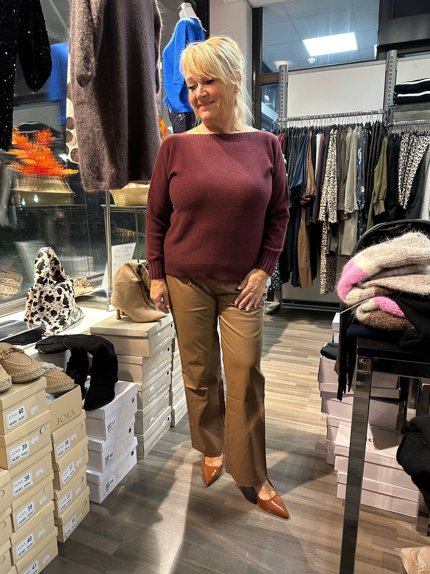 Suoralahkeiset keinonahkahousut konjakki