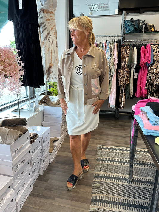 Beessi college-jakku