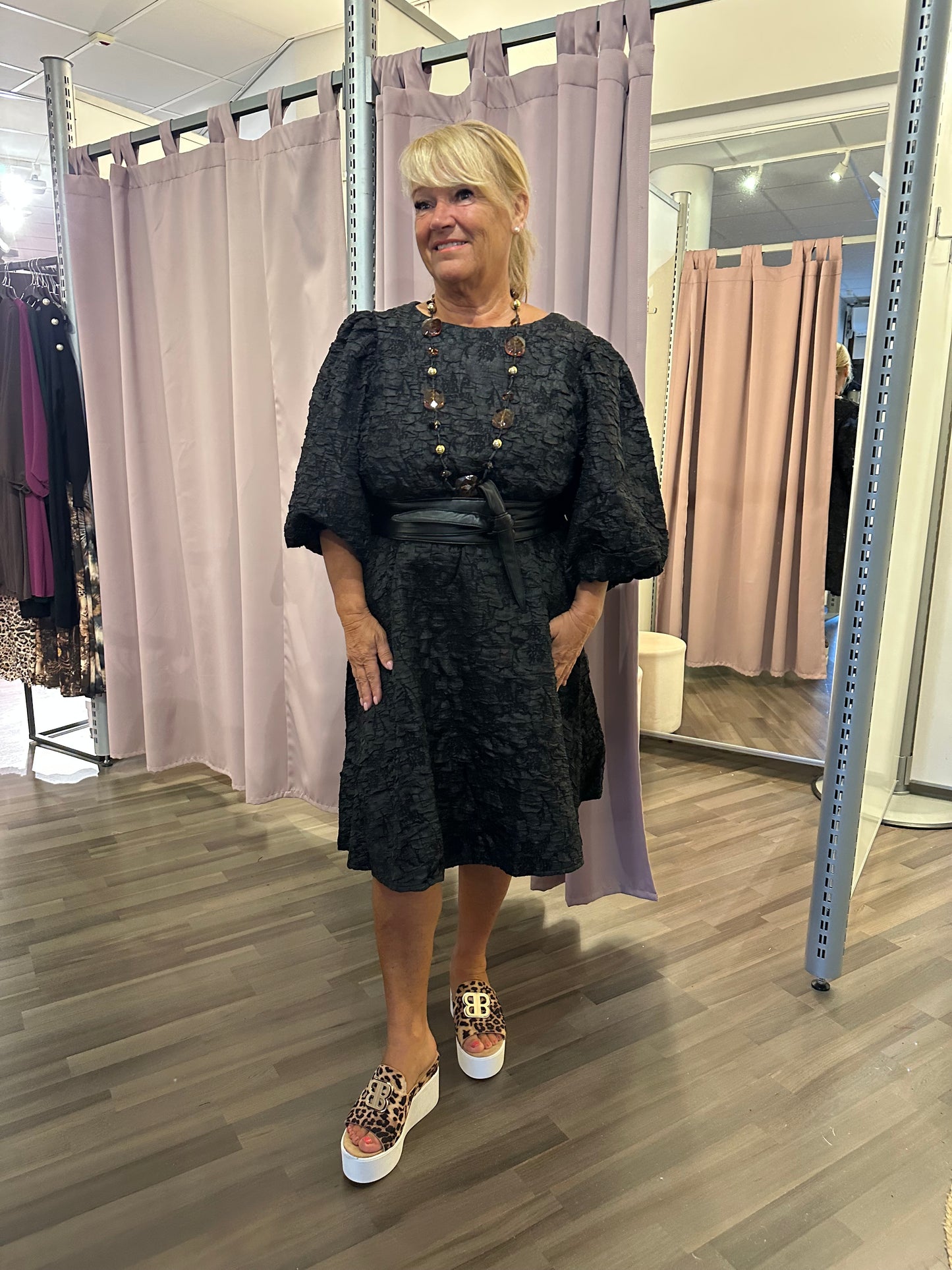 Kohopintainen mekko Belora