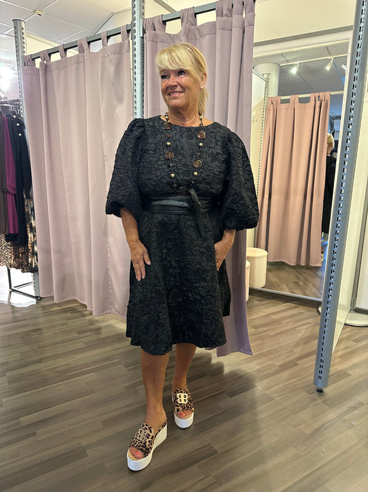 Kohopintainen mekko Belora