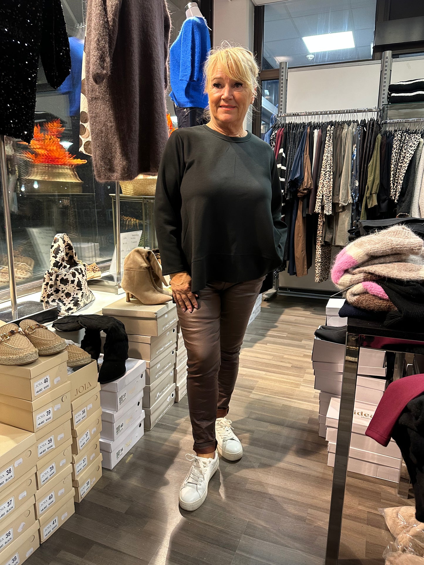 A-linjainen college pusero musta