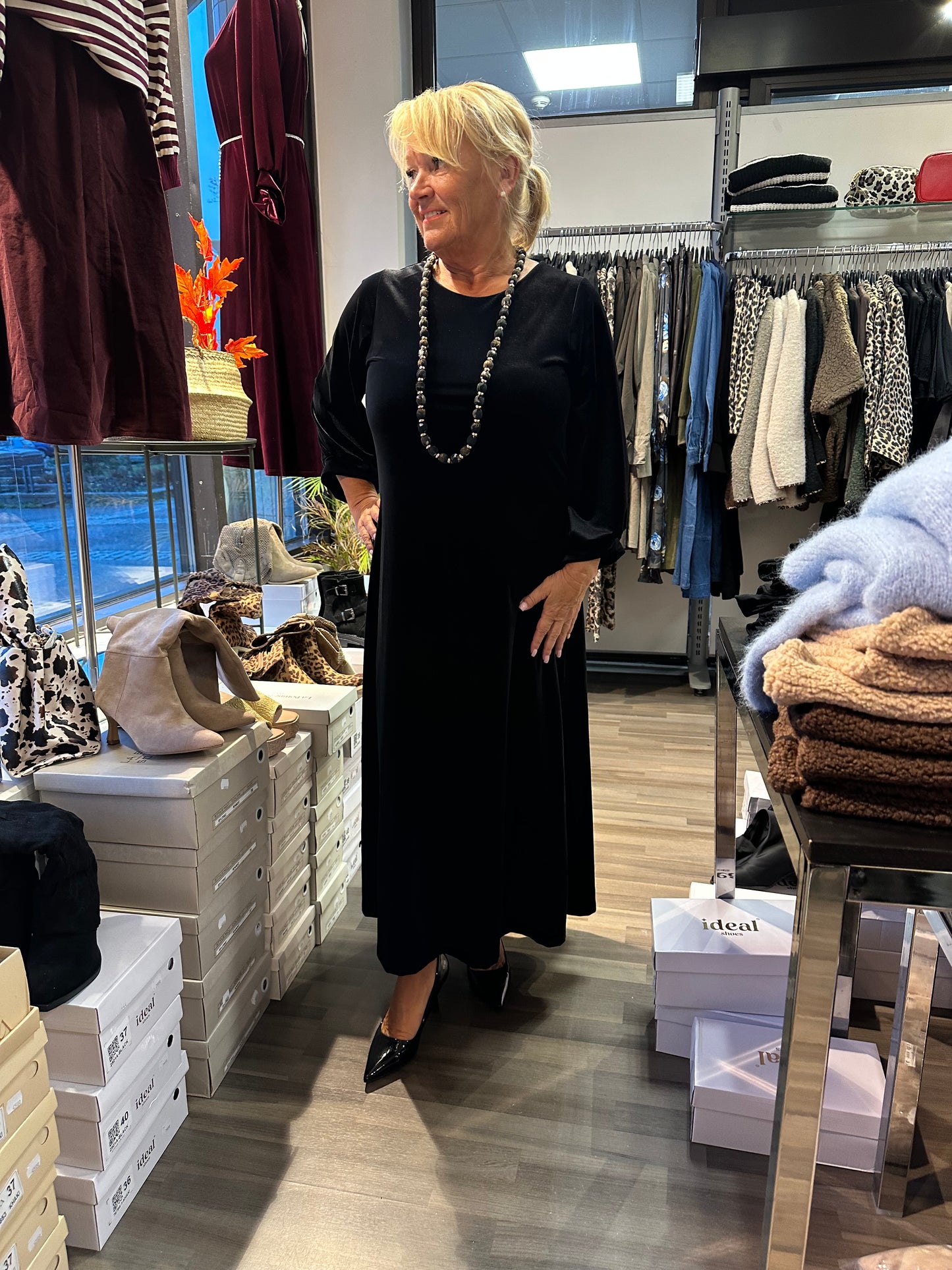 Pitkä samettiveluurimekko musta