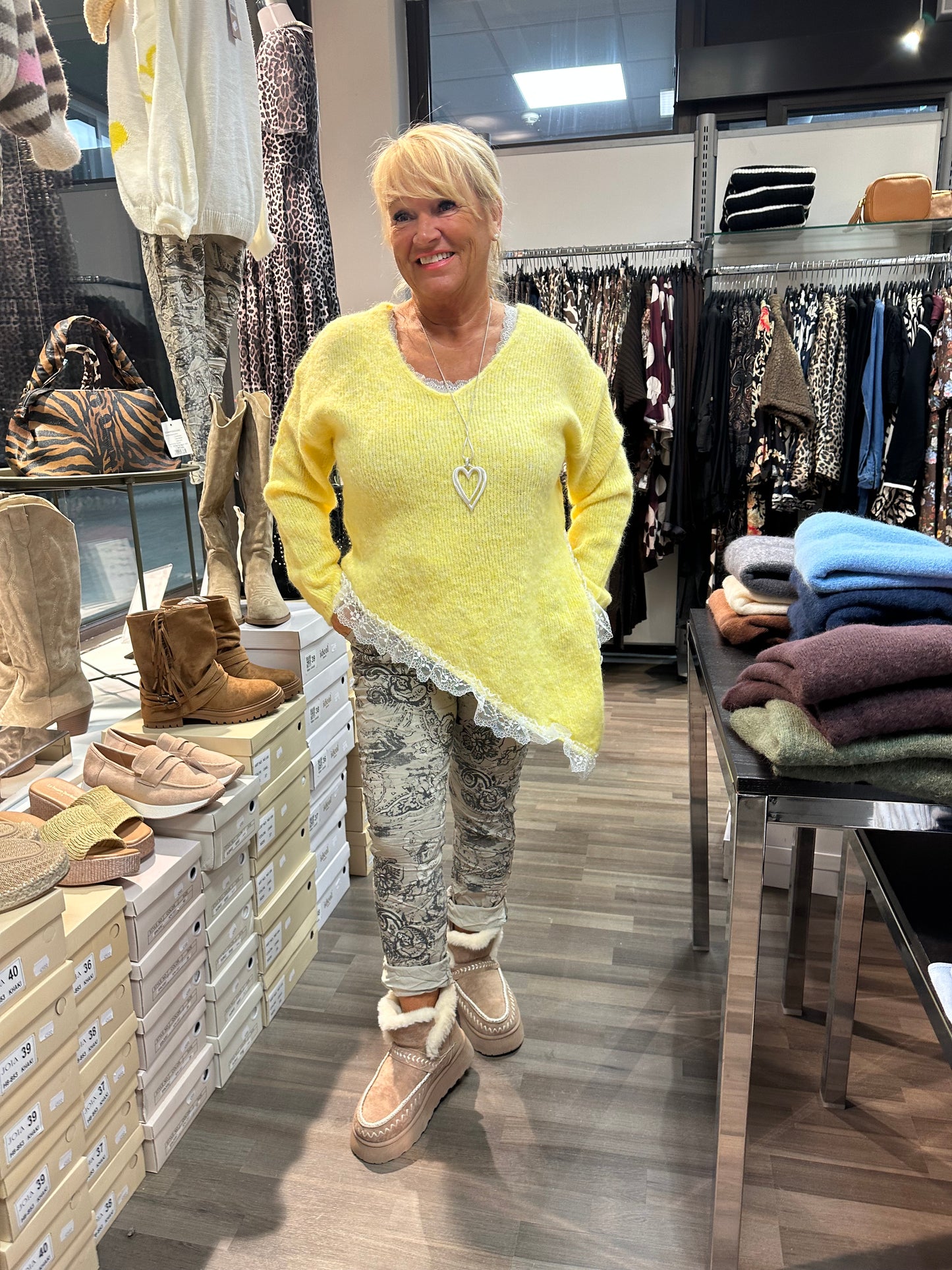 Neulepusero epäsymmetrisellä pitsihelmalla keltainen