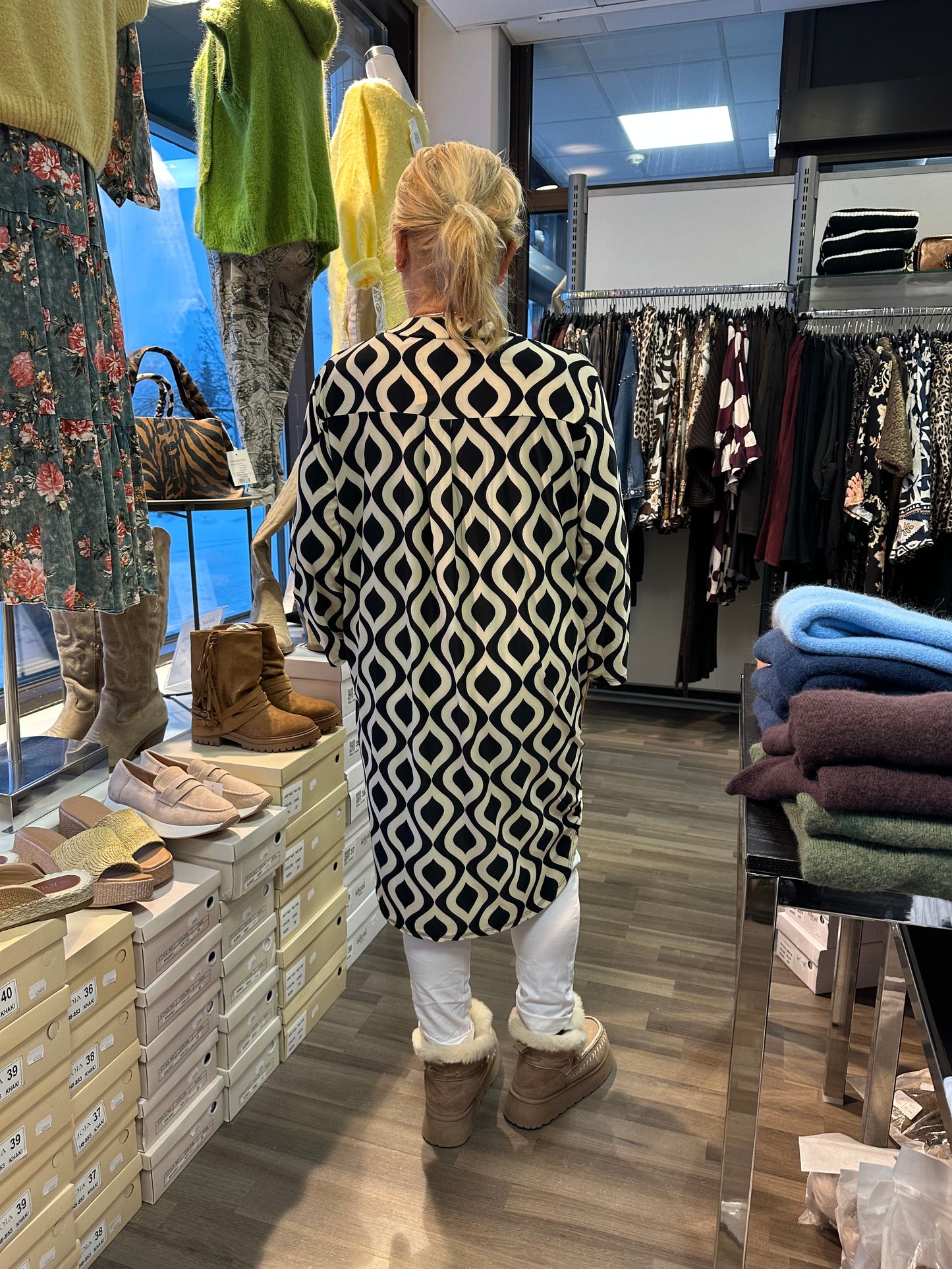 Liukaspintainen pitkä tunika geometrinen kuvio