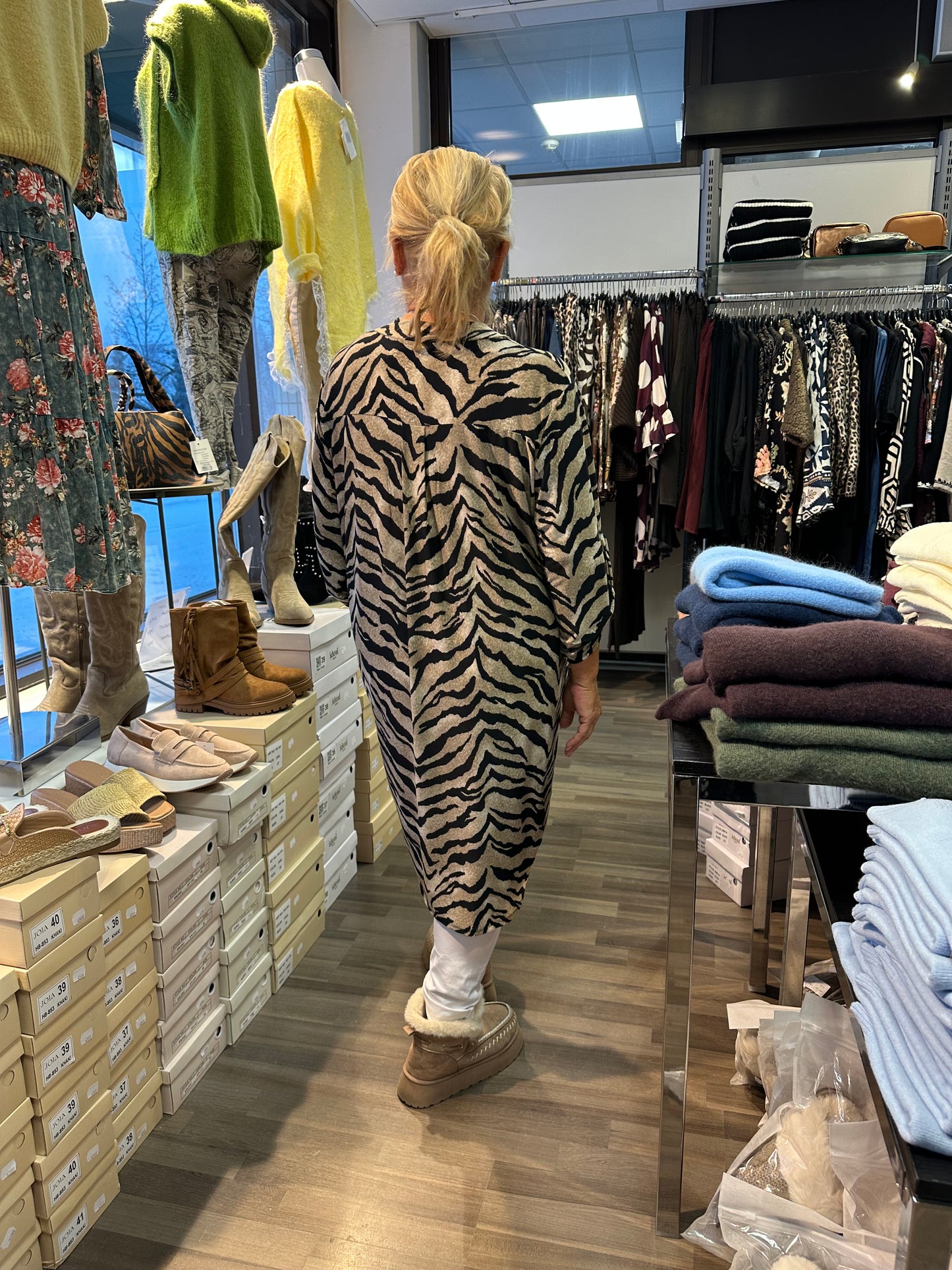 Liukaspintainen pitkä tunika eläinkuvio