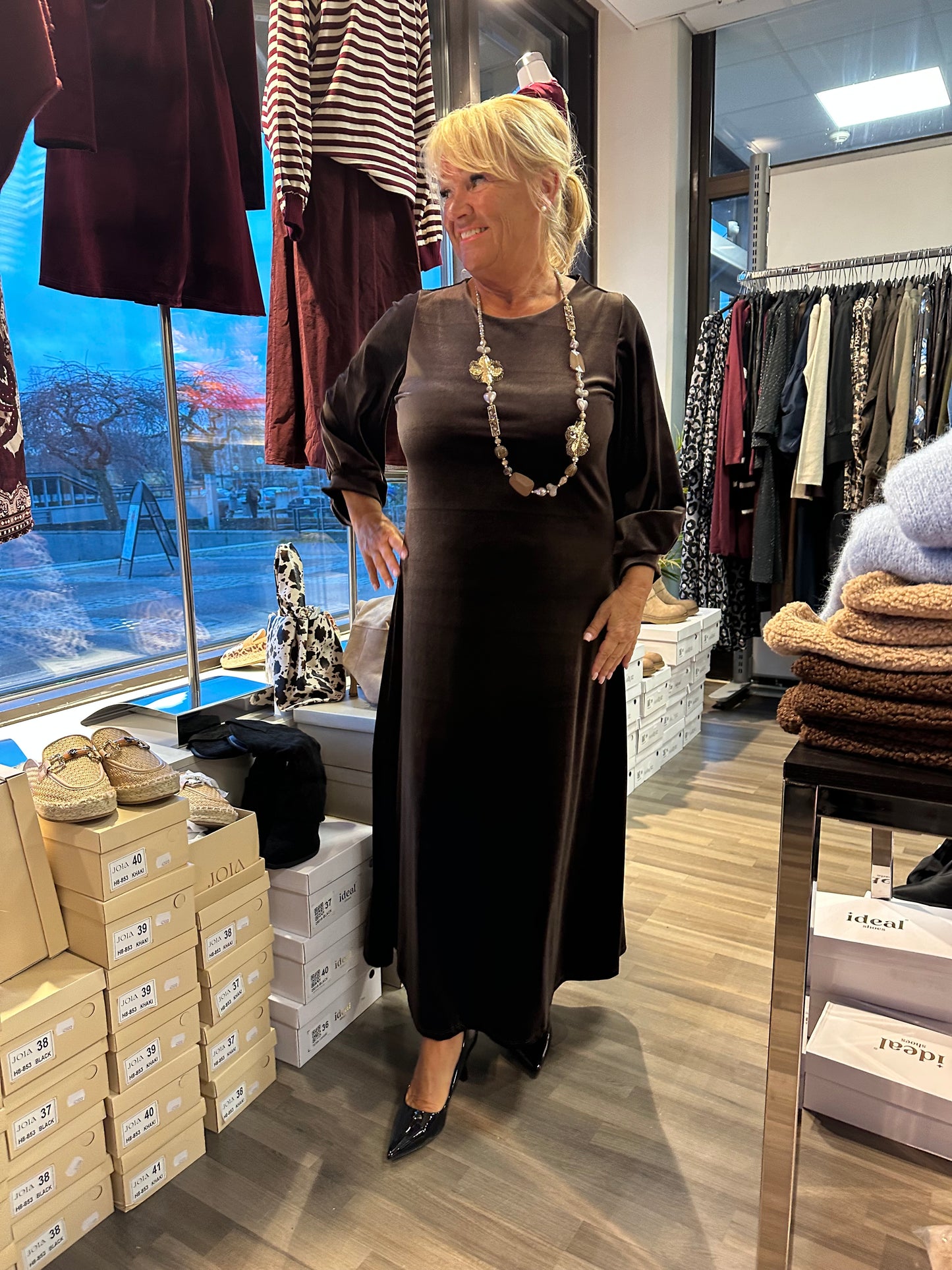 Pitkä samettiveluurimekko ruskea