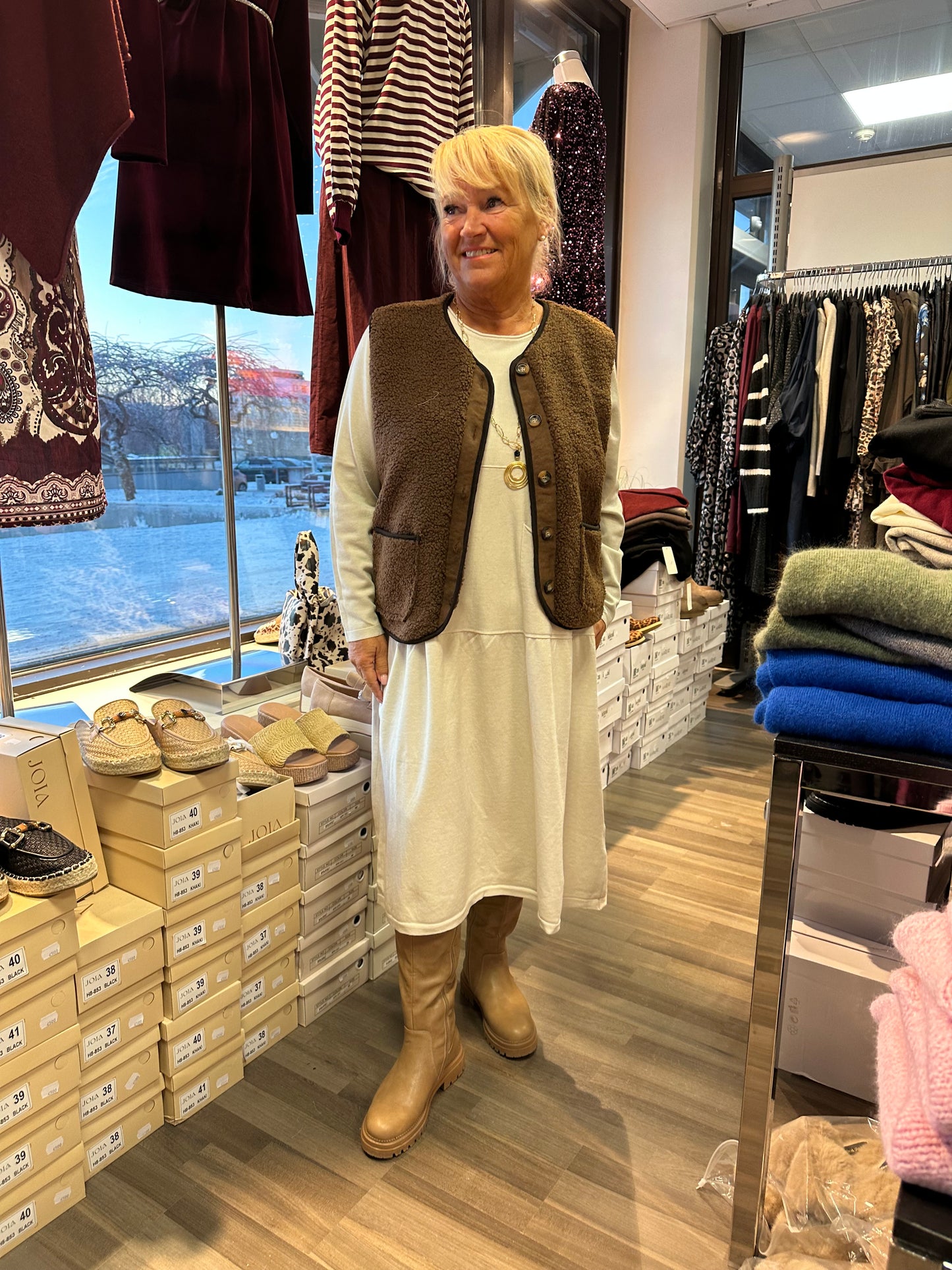 Midimittainen neulemekko Pocket beessi