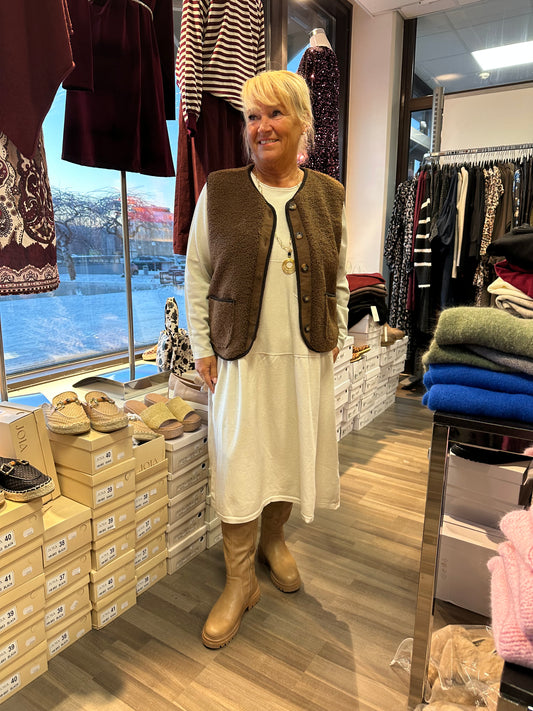 Midimittainen neulemekko Pocket beessi