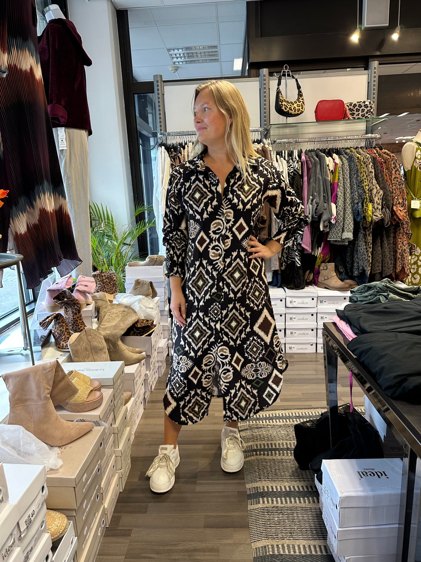 Kuviollinen viskoosimekko musta