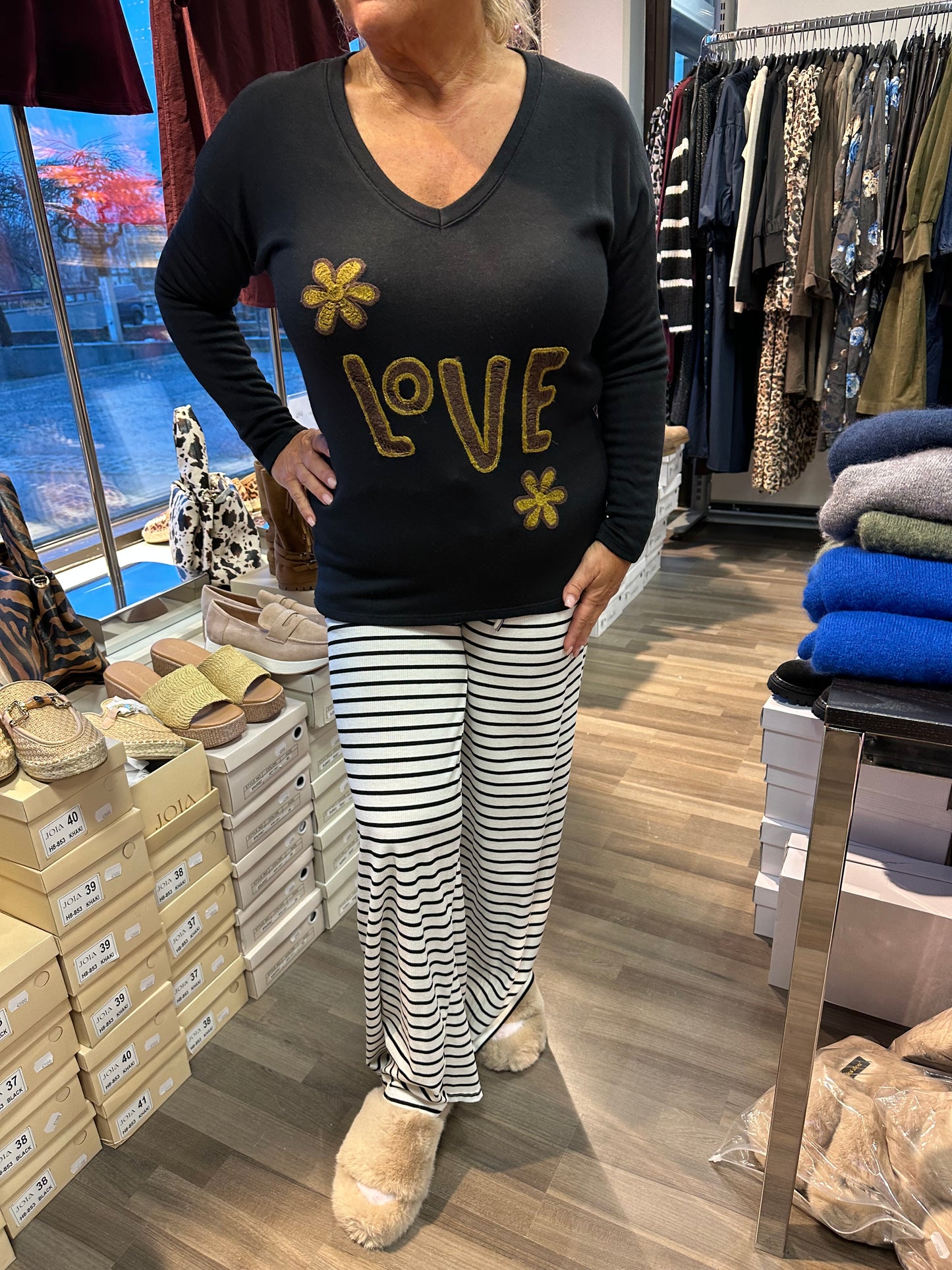 Lämmin pusero LoVE musta