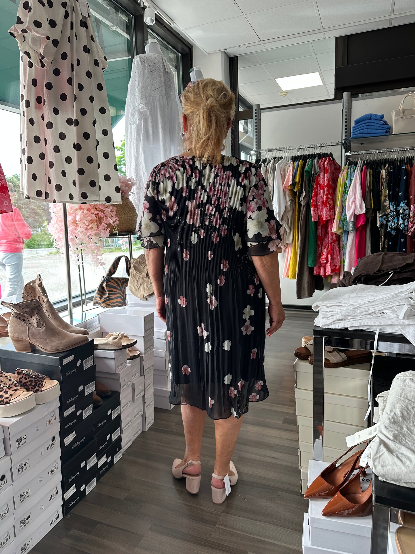 Pliseerattu kukkamekko Candra