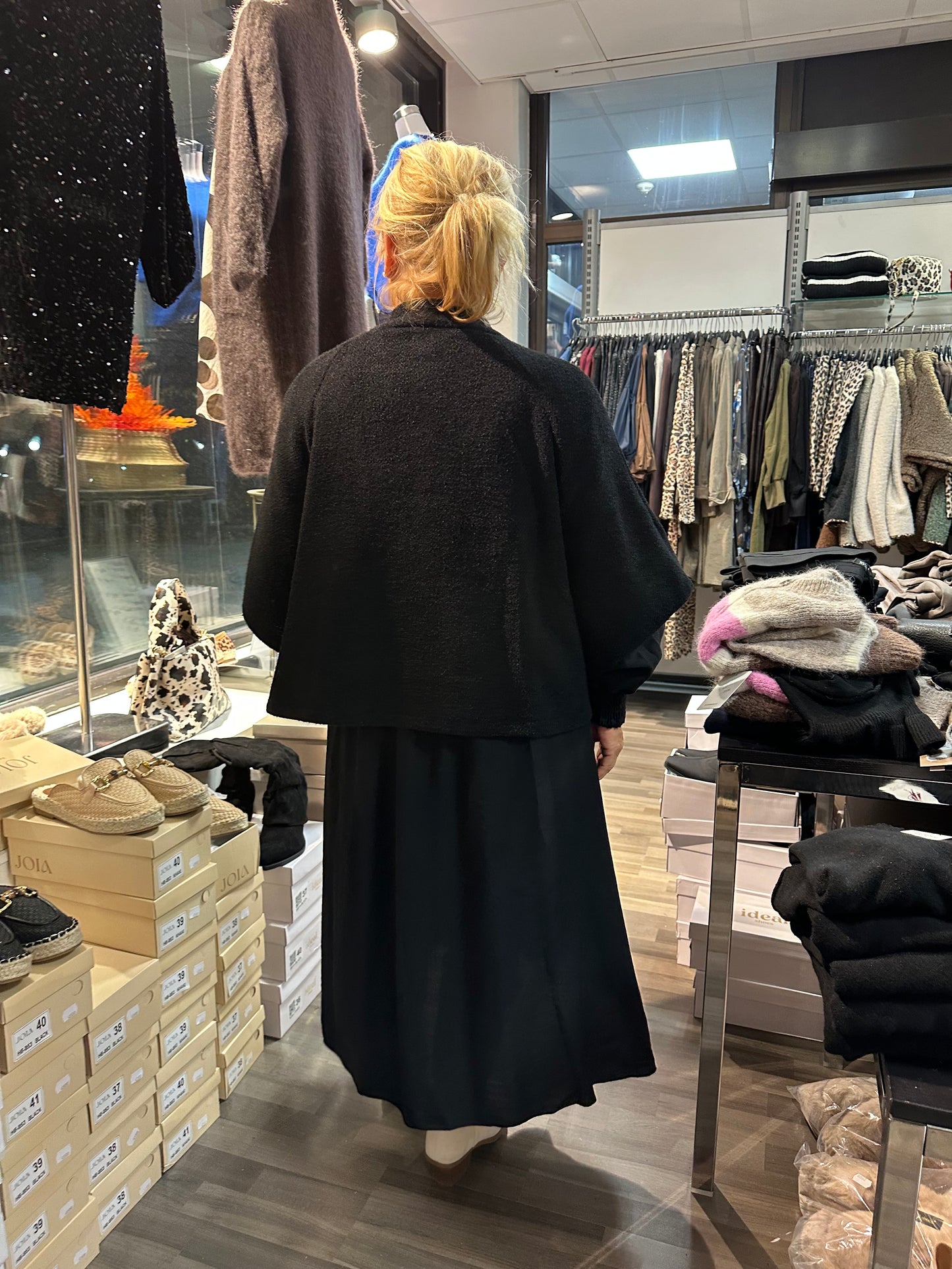 Viittatyylinen jakku musta