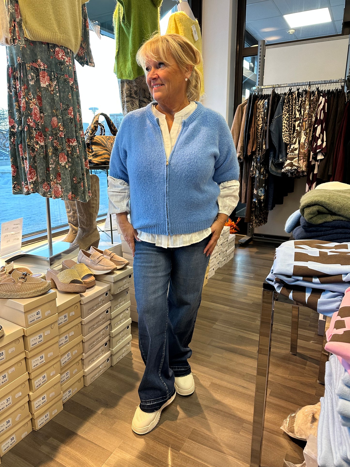 Lyhythihainen neuletakki vetoketjulla sininen